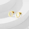 Dettaglio orecchino a perno lettera O in acciaio dorato su base bianca minimalista - Lettera O / Oro