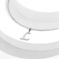 Dettaglio della collana argentata con pendente lettera L in acciaio inossidabile lucido - Lettera L
