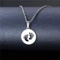 Collana in acciaio inossidabile argento con ciondolo piedini di bimbo su base scura - Stile Distintivo Rotondo Piedini (XL239)