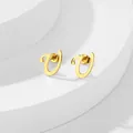 Dettaglio dei chiodini per orecchi dorati a forma di V in stile minimalista lucido - Lettera U / Oro