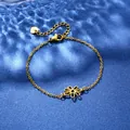 Bracciale bohémien con fiore cavo dorato e chiusura a moschettone su sfondo blu - Stile Fiore a Cinque Petali (XLJ103)