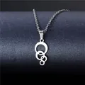 Makroaufnahme des polierten Anhängers aus Edelstahl mit vier Ringen an einer O-Kette - Vier-Ringe-Stil (XL242)