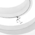 Macro di un ciondolo a lettera T in acciaio inossidabile lucido argento con catena fine - Lettera T