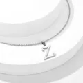 Dettaglio macro della collana in acciaio lucido con il ciondolo a forma di lettera Z - Lettera Z
