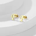 Orecchino dorato in acciaio inossidabile con lettera F su supporto geometrico bianco - Lettera F / Oro