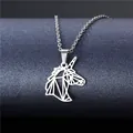 Nahaufnahme des Origami Einhorn-Anhängers aus poliertem Edelstahl in Silber-Optik - Origami-Einhorn-Stil (XL249)