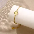 Dettaglio del bracciale dorato con ciondolo a stella su un espositore bianco minimalista - Stella (XLJ136)