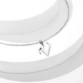 Collana in acciaio inossidabile argento lucido con ciondolo a lettera V su supporto bianco - Lettera V