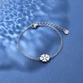 Bracciale a quadrifoglio in acciaio inossidabile lucido su fondo blu ondulato - Stile Trifoglio (XLY50 Acciaio)