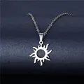 Makroaufnahme der silbernen Sonnenstrahl-Halskette mit flammenden Strahlen auf O-Kette - Sonnenstrahlen-Stil (XL268)