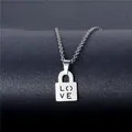 Detail eines silbernen Edelstahlschlosses mit LOVE-Gravur an einer feinen Kette - Love-Schloss-Stil (XL270)