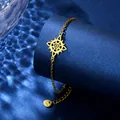 Goldenes Edelstahlarmband mit keltischem Knoten auf blauem Wasserwellenhintergrund - Gold (XLJ142)