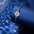 Silbernes Edelstahl-Keltischer-Knoten-Armband mit Anhänger auf blauem Wasserhintergrund - Silber (XLY142)