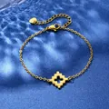 Dettaglio di un bracciale in acciaio inossidabile dorato con croce e ciondolo a cuore - Stile Geometrico Croce (XLJ102)