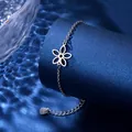 Vista macro del bracciale in acciaio inossidabile argento con fiore e dettagli - Argento