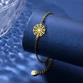 Détail d'un bracelet en acier inoxydable doré avec un charme de toile d'araignée sur bleu - Style Doré (XLJ150)
