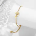 Bracelet fleur de naissance en acier doré avec pendentif floral ajouré et chaîne ajustable - Août