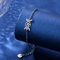 Dettaglio del bracciale dea tripla luna in acciaio argentato su seta blu - Acciaio inossidabile / Argento (XLY160)