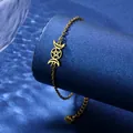 Macro di un bracciale a tripla luna e pentagramma in acciaio dorato su un piedistallo blu - Acciaio inossidabile / Oro (XLJ160)