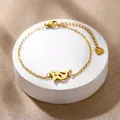 Bracciale squalo in acciaio inossidabile lucido dorato su un espositore circolare - Squalo (XLJ179)