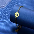 Dettaglio del bracciale dorato in acciaio inossidabile con ciondolo a zampa traforata - Stile Zampa Cava (XLJ163) / Oro