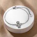 Bracelet chouette en acier poli avec chaîne ajustable sur un support de présentation - Style Hibou (XLY180) / Argent