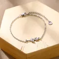 Bracelet rose en acier inoxydable poli avec fermoir mousqueton réglable sur socle bois - Style Rose (XLY188) / Argent
