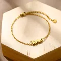 Bracciale in acciaio inossidabile dorato con ciondolo a gatto e catena a maglie regolabile - Gatto Sdraiato (XLJ182)
