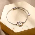 Détail du bracelet en acier argenté avec pendentif portrait sur support en bois - Style Portrait Profil (XLY189) / Argent