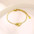 Bracciale in acciaio inossidabile dorato con stella e luna su un piatto di ceramica - Oro