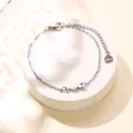 Minimalistische roestvrijstalen puppy-kettingarmband met dierenbedeltje op wit voetstuk - Zilver (XLY218)