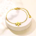 Bracciale con angelo in acciaio inossidabile dorato e ciondolo a cuore su base bianca pulita - Stile Oro (XLJ228)