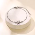 Bracelet élégant avec pendentif flocon en acier inoxydable sur support blanc - Bracelet Style Flocon de Neige (XLY205) / Argent
