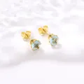 Boucles d'oreilles couronne dorées avec zircons bleu clair et sertissage à six griffes - Bleu Clair