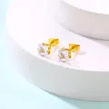 Boucles d'oreilles en acier doré avec zircon carré et sertissage classique à quatre griffes - Blanc