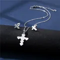 Edelstahl-Schmuckset mit Herz-Kreuz-Anhänger und passenden Ohrsteckern auf blauem Hintergrund - Silber (TZ-17)