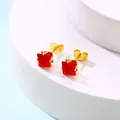Gros plan de boucles d'oreilles carrées en zircon rouge avec serti griffes doré chic - Rouge