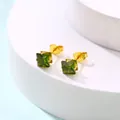 Détails de boucles d'oreilles en zircon vert carré avec monture plaquée or à quatre griffes - Vert olive