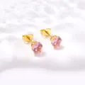 Gros plan de boucles d'oreilles clous avec pierre rose et sertissage à quatre griffes - Rose