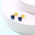 Détails de boucles d'oreilles carrées en zircon bleu avec serti griffes en or élégant - Bleu foncé