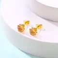 Vue détaillée de boucles d'oreilles carrées en zircon champagne et monture dorée - Champagne