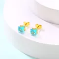 Détail macro de boucles d'oreilles carrées en zircon bleu ciel serties de quatre griffes d'or - Bleu ciel