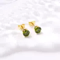 Vue détaillée de boucles d'oreilles couronne en zircon vert et acier plaqué or - Vert olive