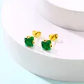 Vue macro des boucles d'oreilles carrées vert émeraude avec finition dorée et fermoirs papillon - Vert foncé