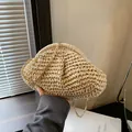 Beige Stroh-Clutch in Wolkenform mit Webstruktur und goldener Kette für den Strand - Gebrochenes Weiß
