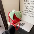 Graziosa borsa a tracolla a forma di fragola all'uncinetto con dettagli in lana rossa - Stile Fragola