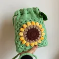 Handgefertigte hellgrüne Strick-Beuteltasche mit großem gelbem Sonnenblumen-Häkelmuster - Grüne Sonnenblume