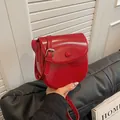 Mini borsa a sella rossa lucida per donna con tracolla sottile regolabile e chic - Rosso