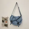 Borsa a tracolla in denim lavato blu con fibbie regolabili e design stile retrò - Azzurro