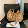 Borsa da spiaggia beige in paglia intrecciata a mano con tracolla regolabile in pelle - Cachi